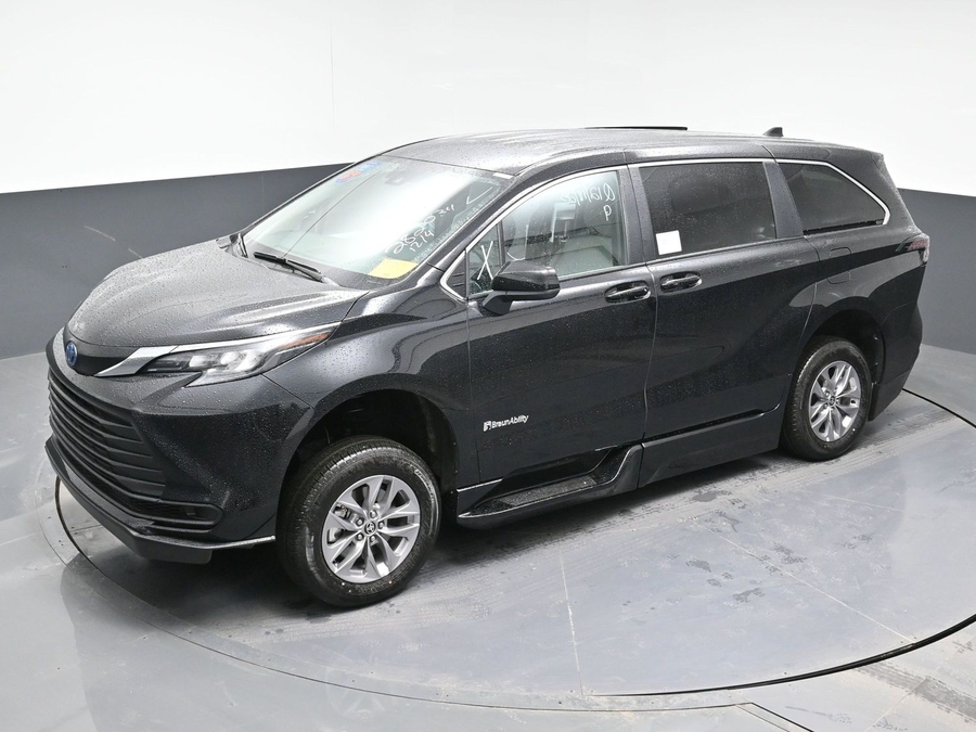 New 2025 Toyota Sienna Hybrid LE - BraunAbility Side Entry Entry Fold Out Automatic Ramp