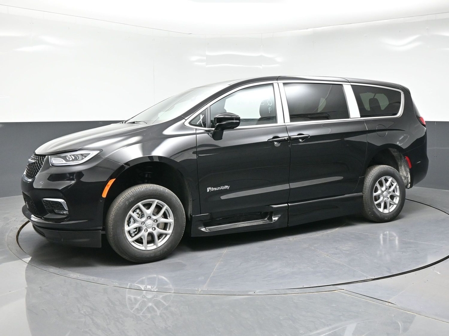 2026 Chrysler Pacifica Select's photo