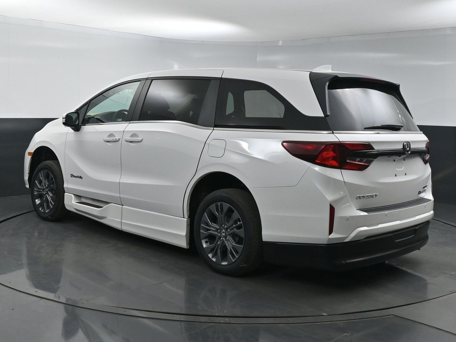 White Honda Odyssey image number 4