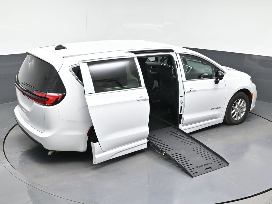 White Chrysler Pacifica image number 10