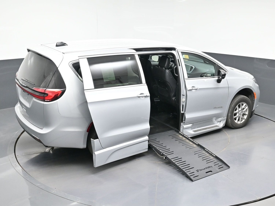 Silver Chrysler Pacifica image number 22