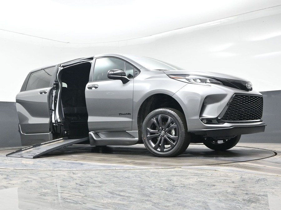 New 2026 Toyota Sienna Hybrid XSE Sport - BraunAbility Side Entry Entry Fold Out Automatic Ramp
