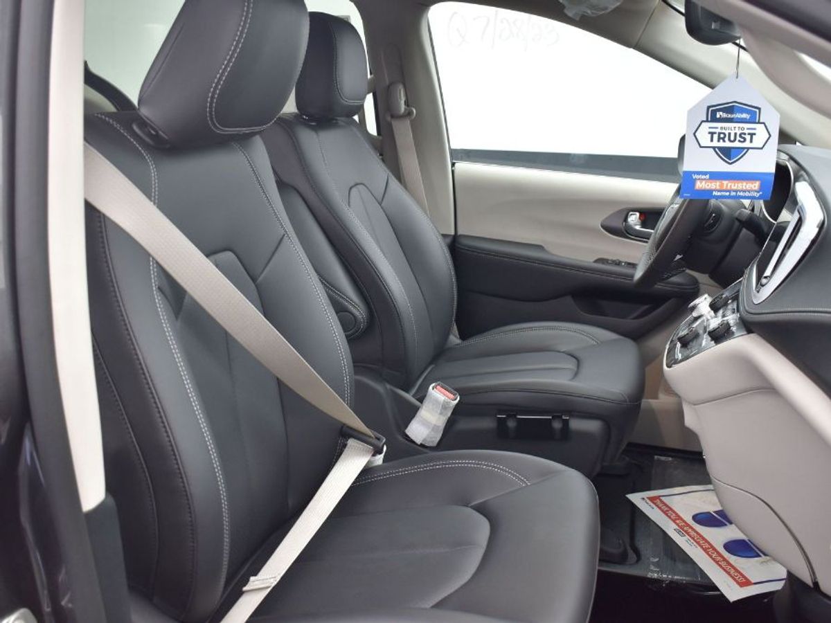 Grey Chrysler Pacifica image number 13