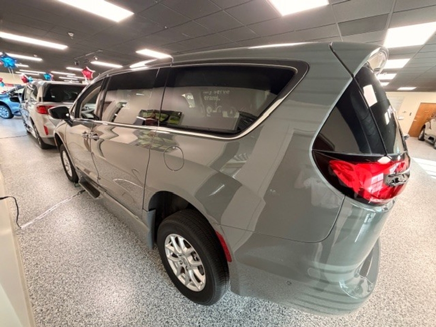 Used 2023 Chrysler Pacifica Touring L Safety - BraunAbility Side Entry Entry In Floor Automatic Ramp
