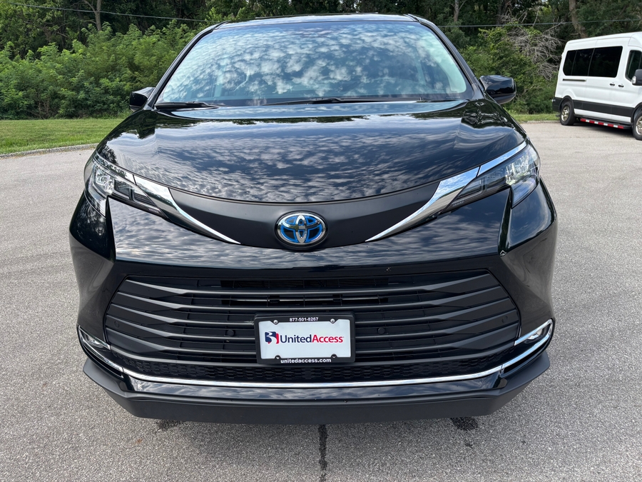 Used 2024 Toyota Sienna Hybrid XLE Plus - BraunAbility Side Entry In Floor Automatic Ramp