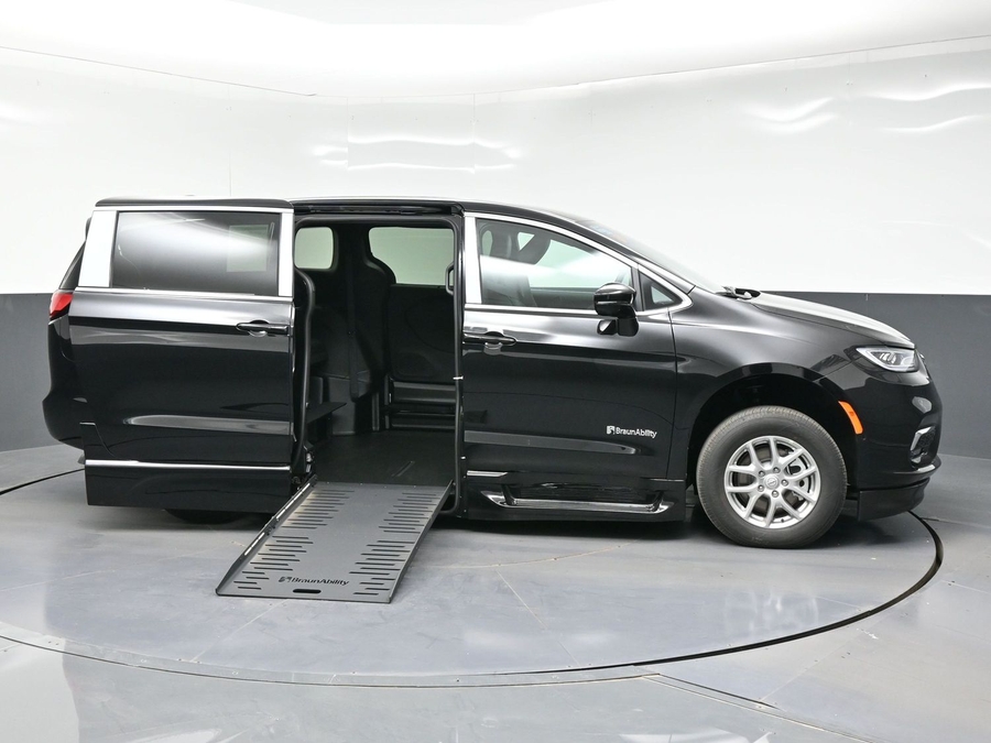 Black Chrysler Pacifica image number 7