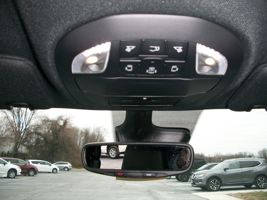 White Chrysler Pacifica image number 4