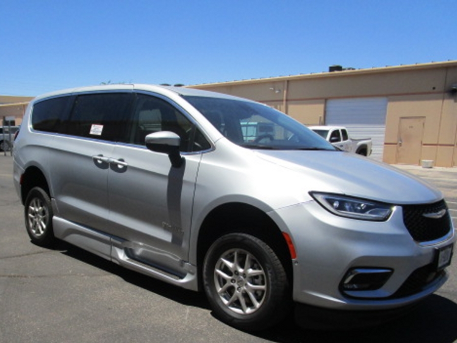 Used 2023 Chrysler Pacifica Touring L Safety - BraunAbility Side Entry In Floor Automatic Ramp