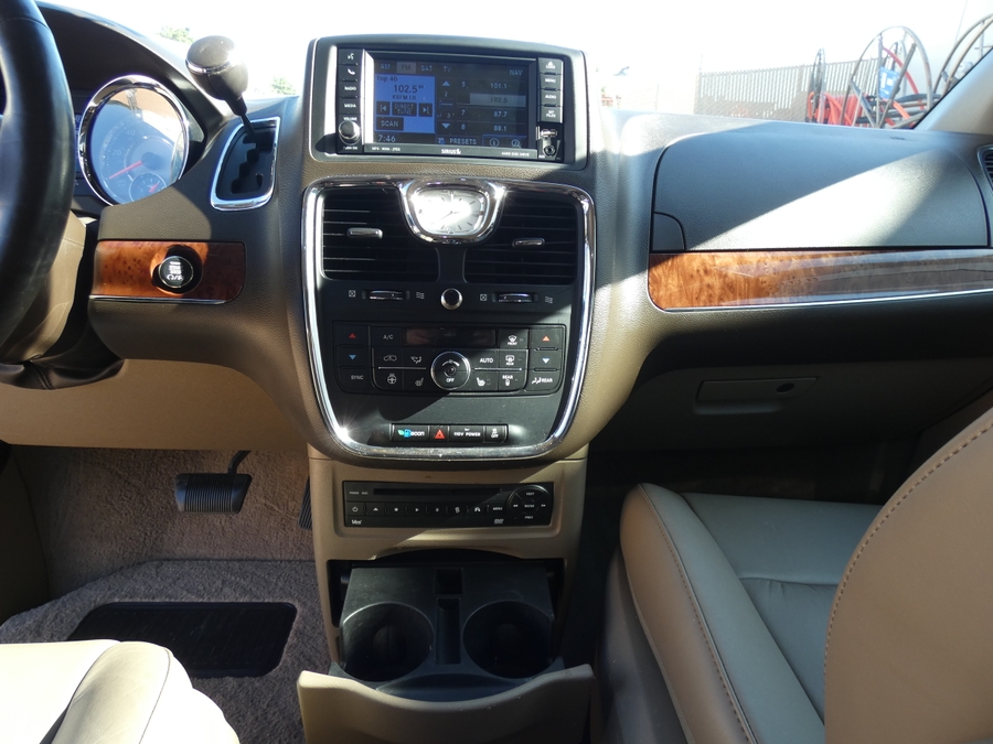  Chrysler Town and Country image number 2