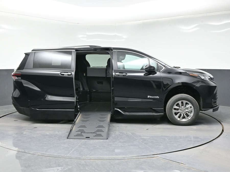 New 2026 Toyota Sienna Hybrid XLE Add - BraunAbility Side Entry Fold Out Automatic Ramp