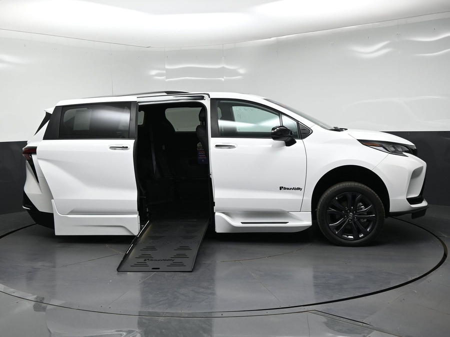 New 2026 Toyota Sienna Hybrid XSE Sport - BraunAbility Side Entry Fold Out Automatic Ramp