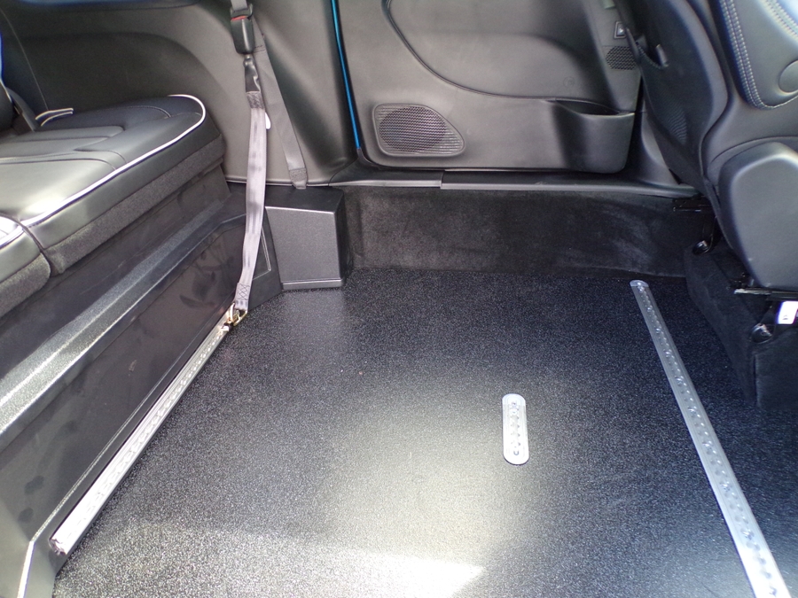 Blue Chrysler Pacifica image number 11