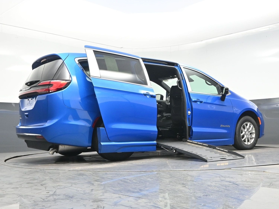 Blue Chrysler Pacifica image number 18