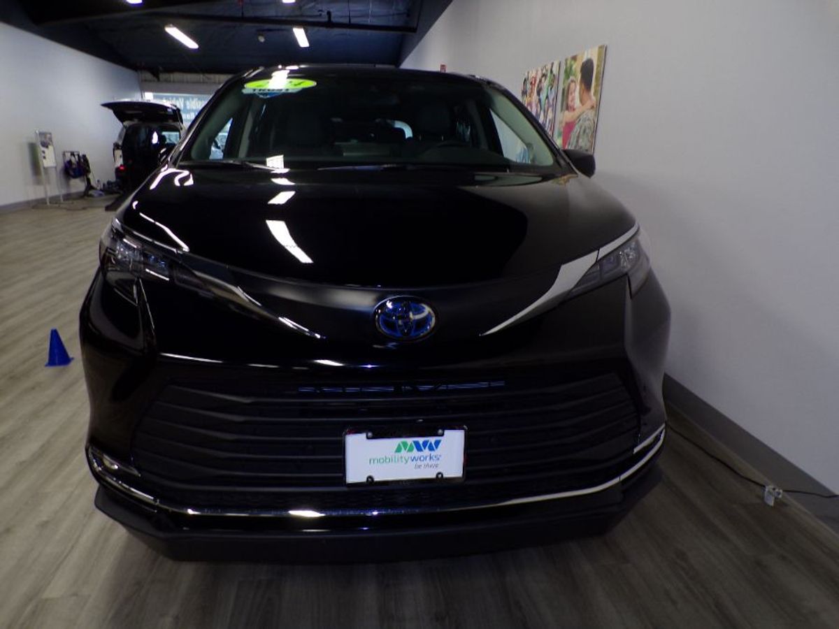 Black Toyota Sienna image number 12