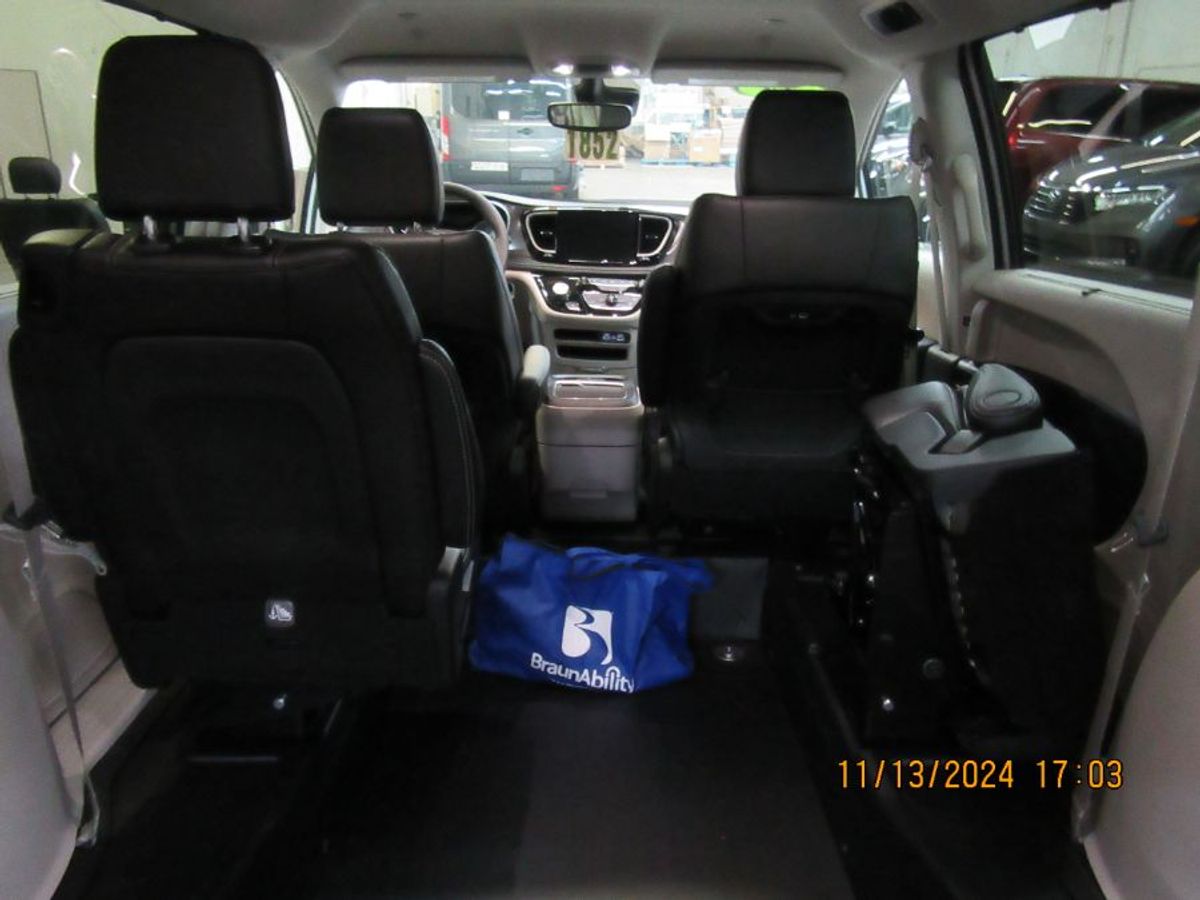 Silver Chrysler Pacifica image number 47