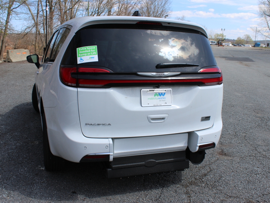 White Chrysler Pacifica image number 4