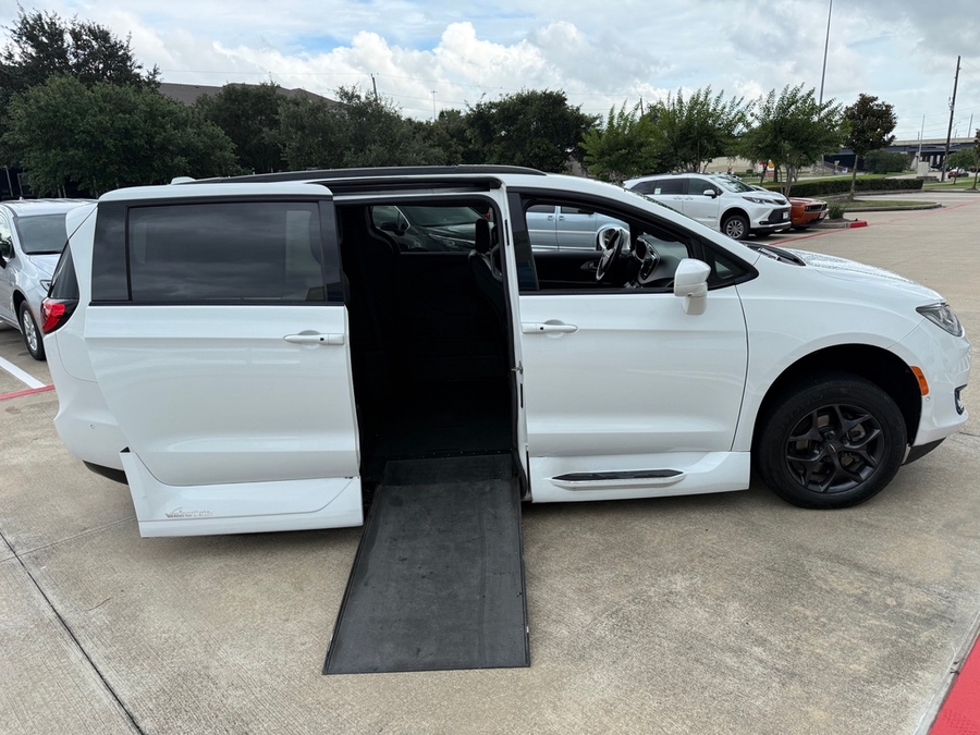 White Chrysler Pacifica image number 15