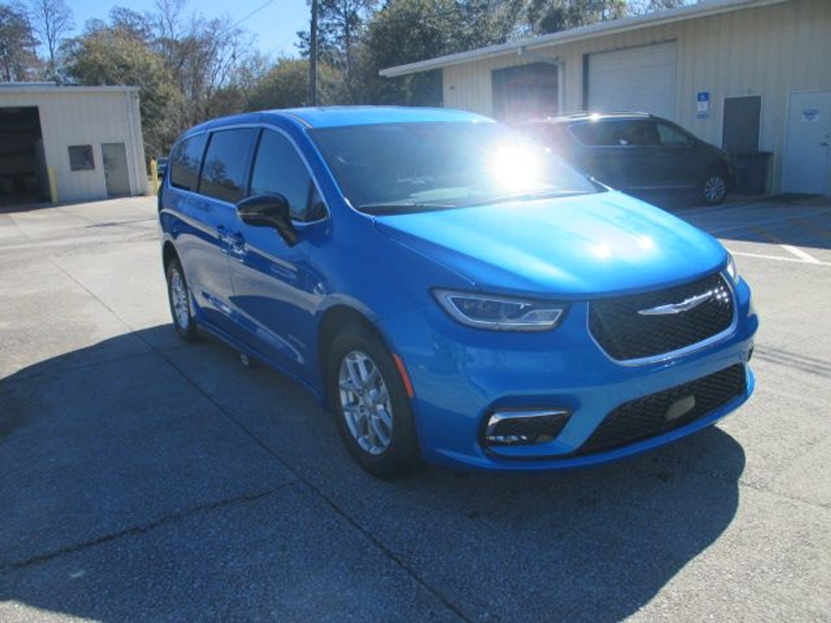 Blue Chrysler Pacifica image number 6