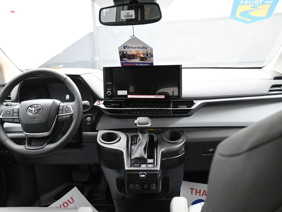 New 2026 Toyota Sienna Hybrid XLE Base - BraunAbility Side Entry Fold Out Automatic Ramp