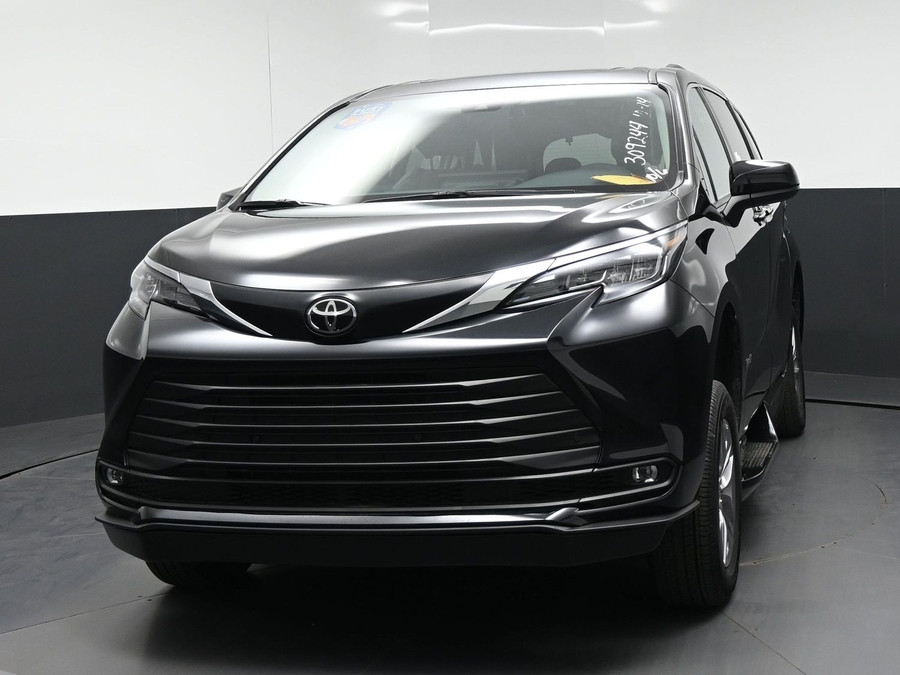 New 2026 Toyota Sienna Hybrid XLE Base - BraunAbility Side Entry Fold Out Automatic Ramp