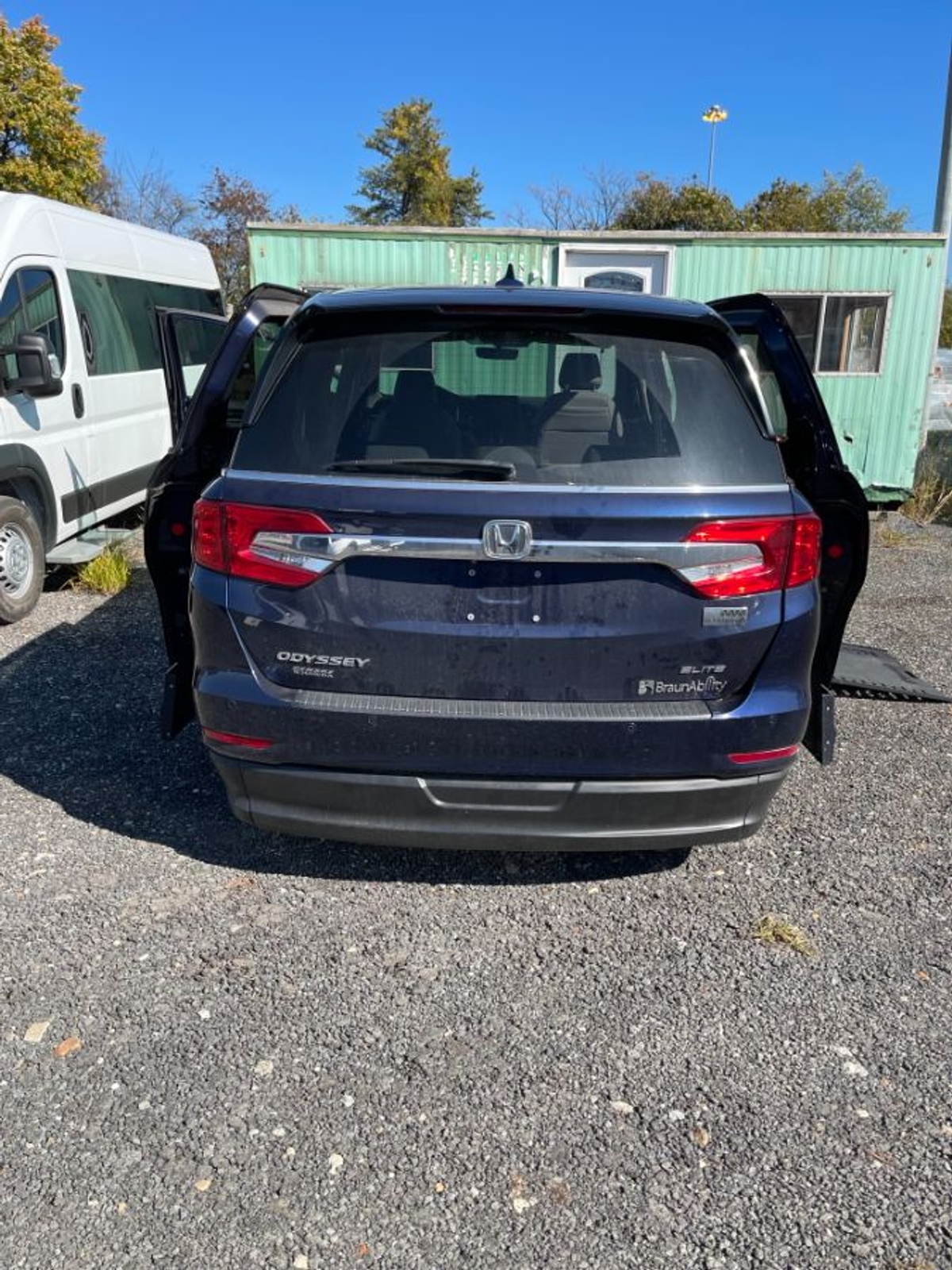 Blue Honda Odyssey image number 1