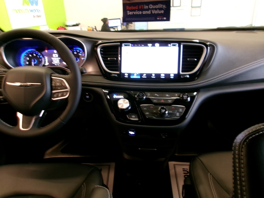 Blue Chrysler Pacifica image number 27