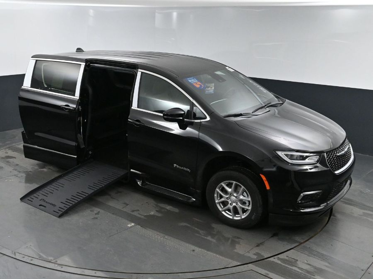Black Chrysler Pacifica image number 22