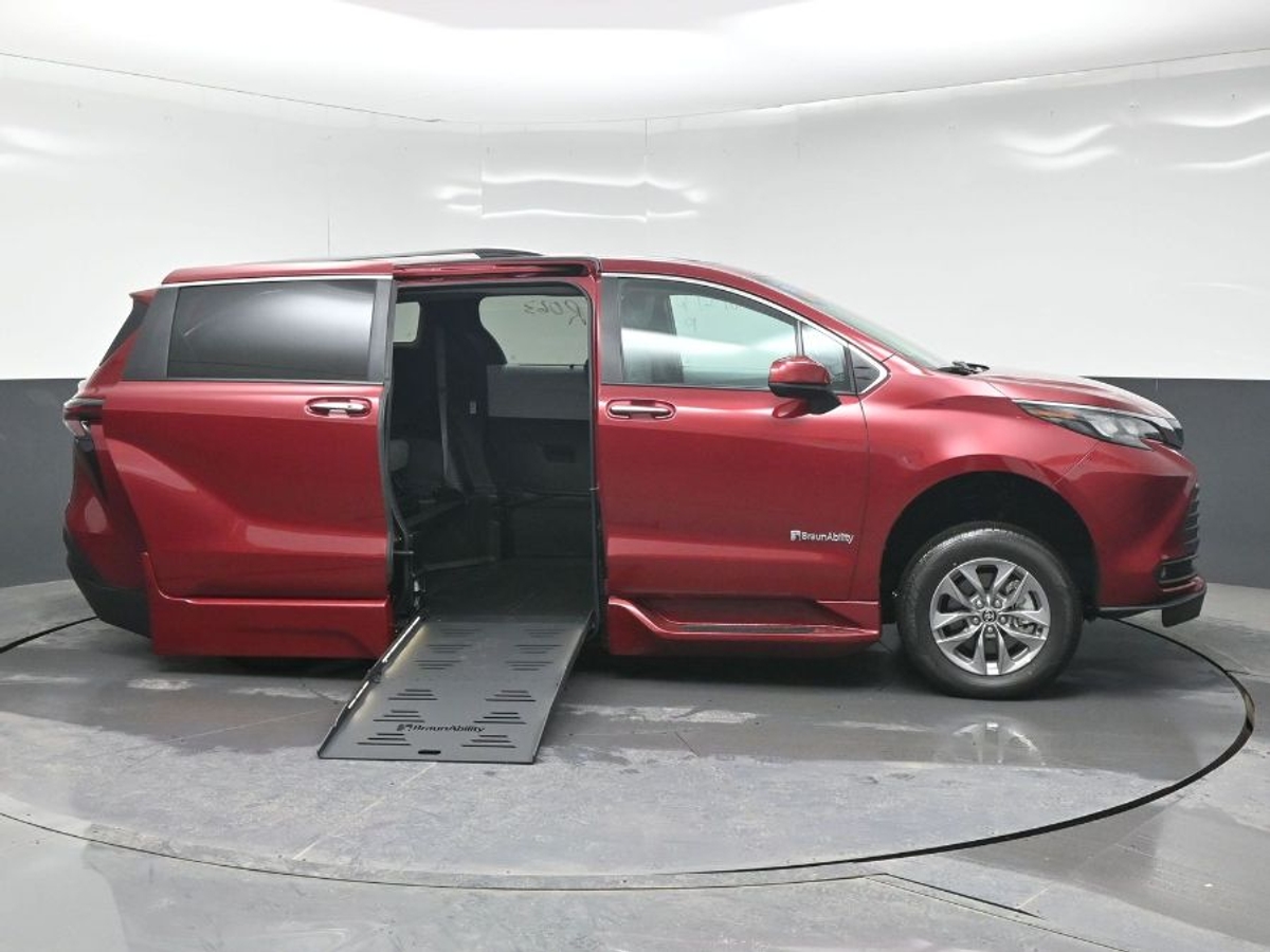 2025 TOYOTA SIENNA - Image 2