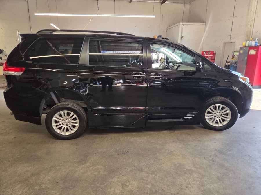 Used 2014 Toyota Sienna XLE - VMI Side Entry In Floor Automatic Ramp