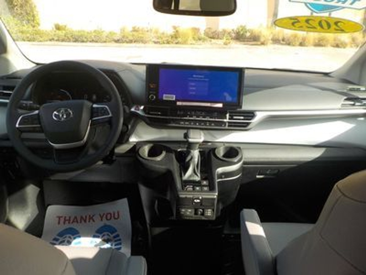2025 TOYOTA SIENNA - Image 3