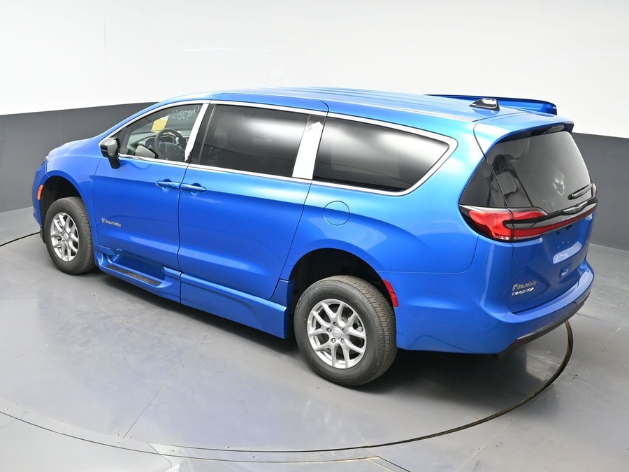 Blue Chrysler Pacifica image number 21