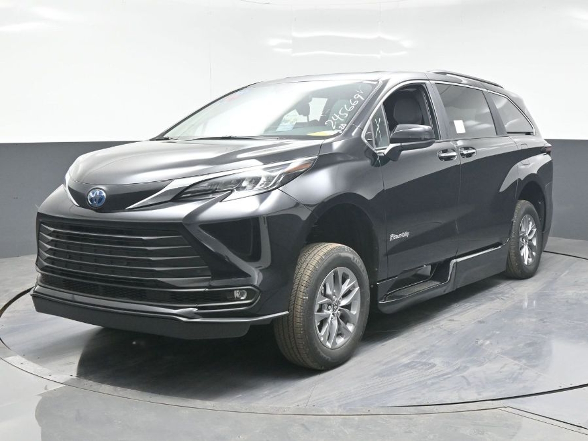 2025 Toyota Sienna XLE's photo