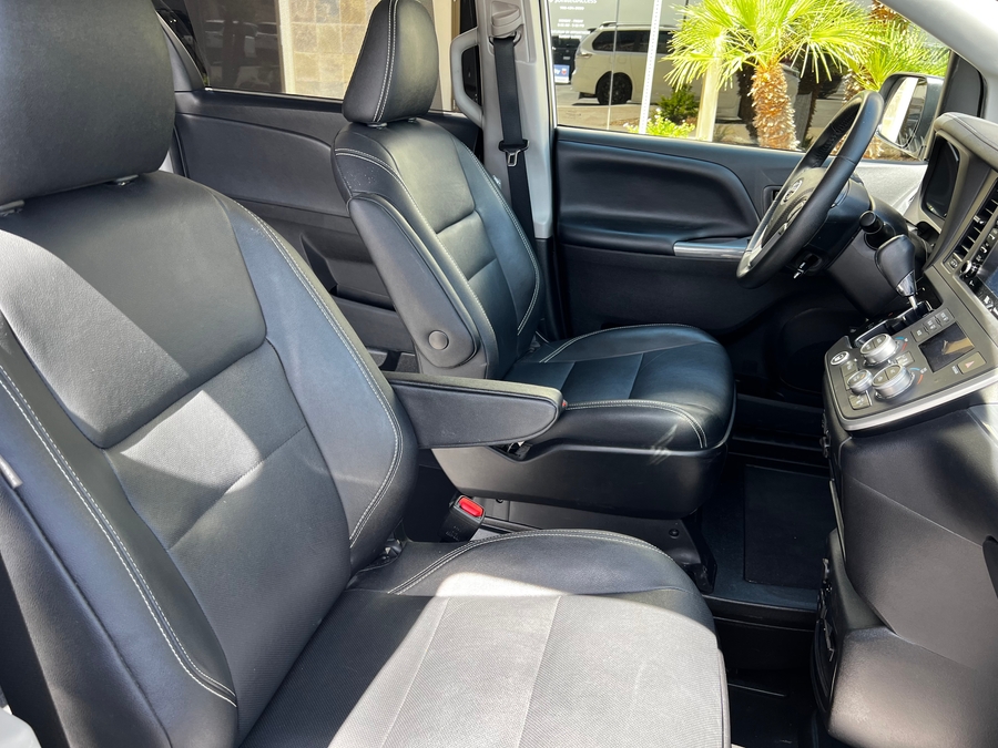 Used 2020 Toyota Sienna SE - BraunAbility Side Entry Entry Fold Out Automatic Ramp
