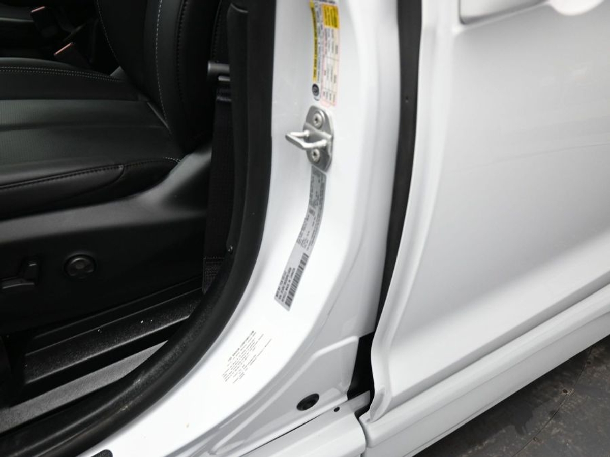 White Chrysler Pacifica image number 16