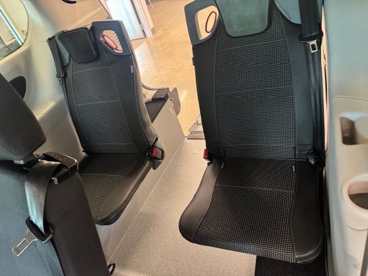 White Chrysler Voyager image number 17