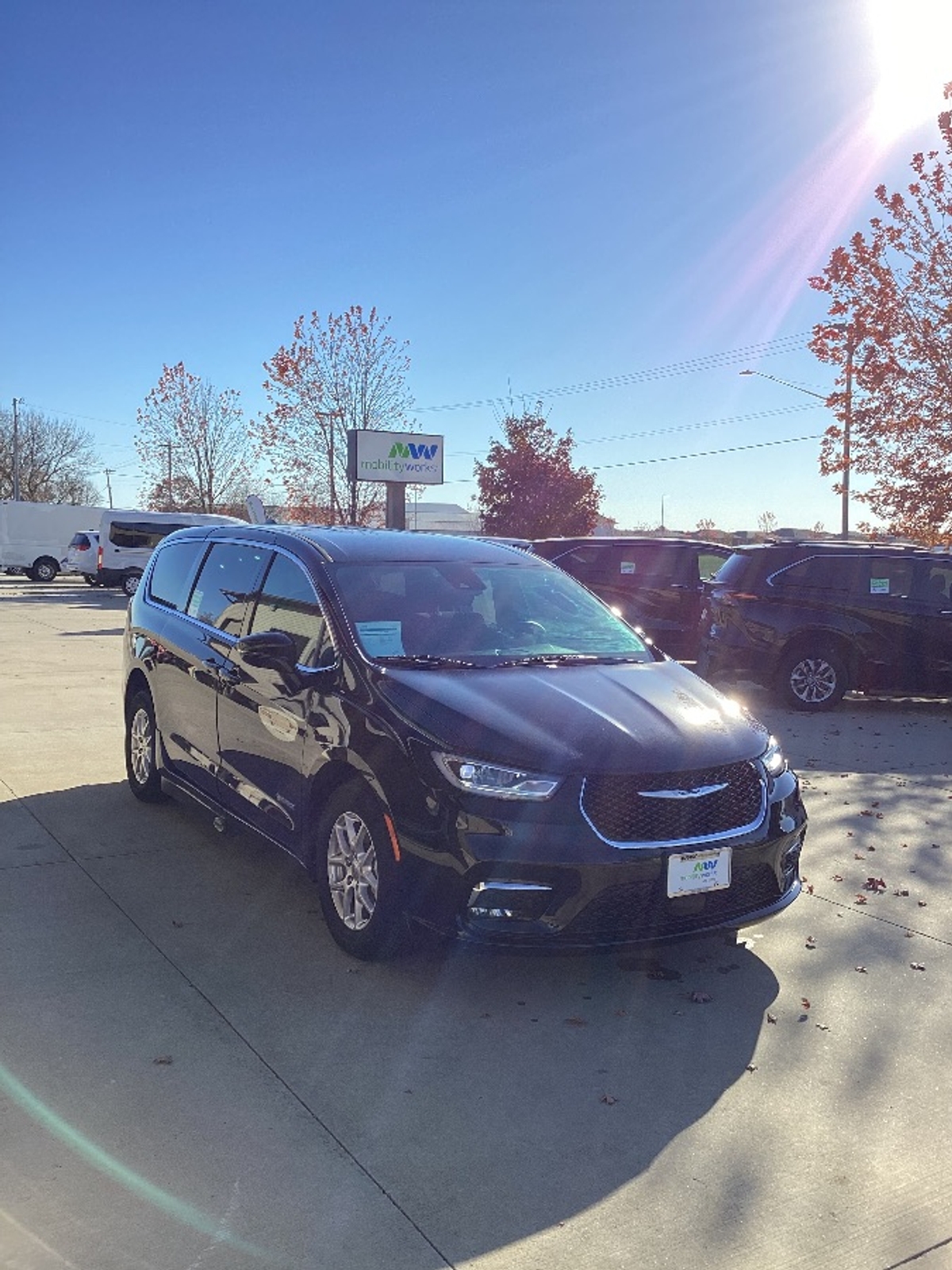 Black Chrysler Pacifica image number 2