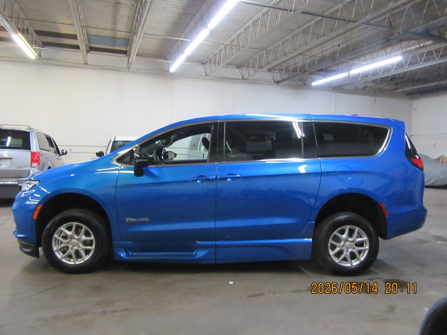 Blue Chrysler Pacifica image number 32