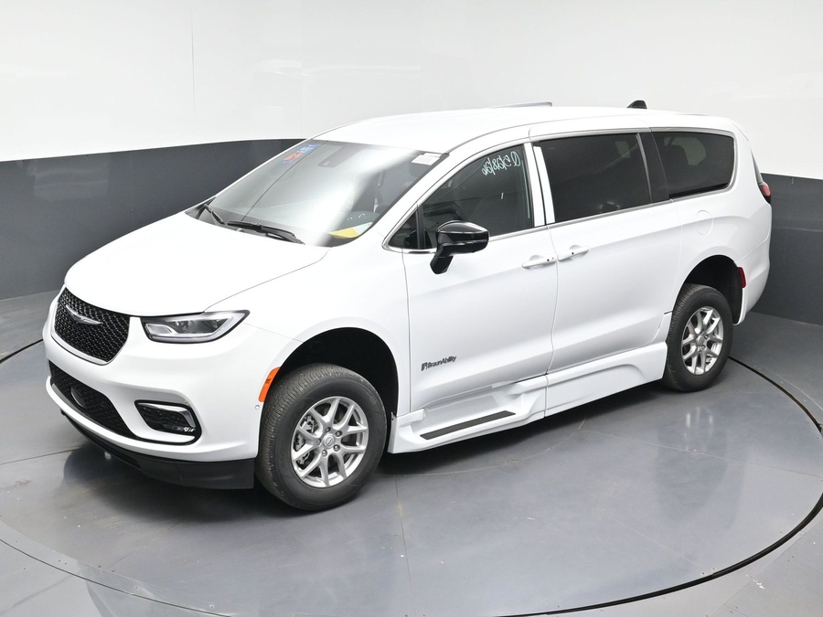 White Chrysler Pacifica image number 20
