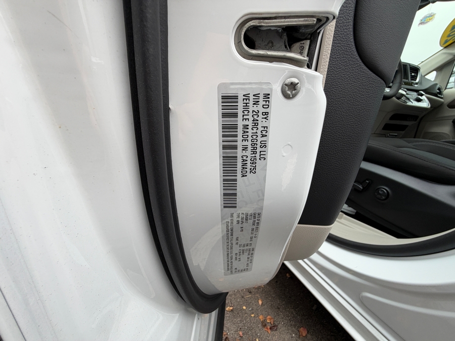 White Chrysler Voyager image number 54