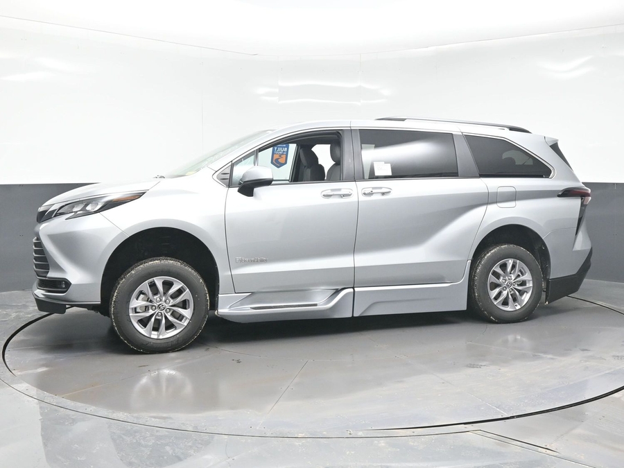 Silver Toyota Sienna image number 14