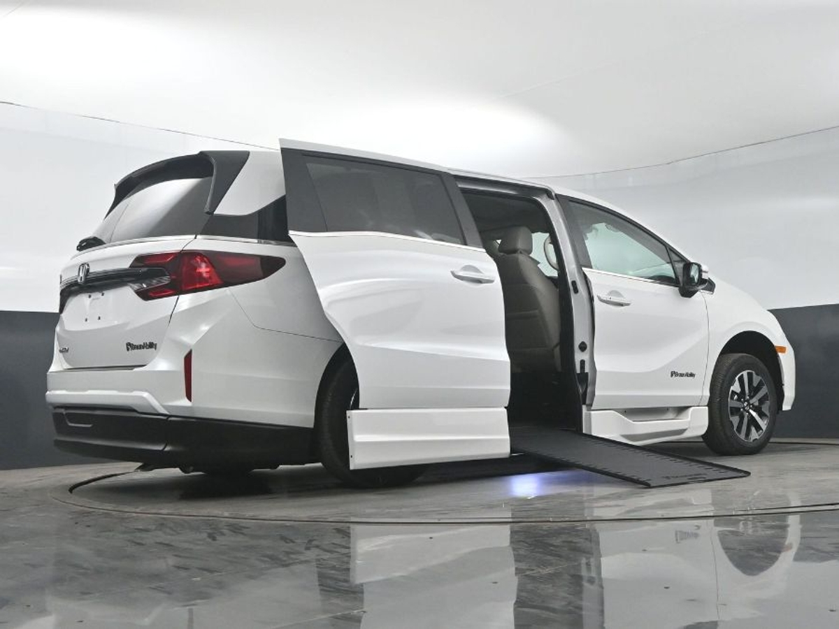 White Honda Odyssey image number 21