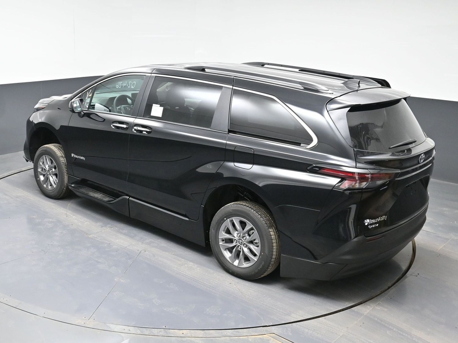 Black Toyota Sienna image number 24
