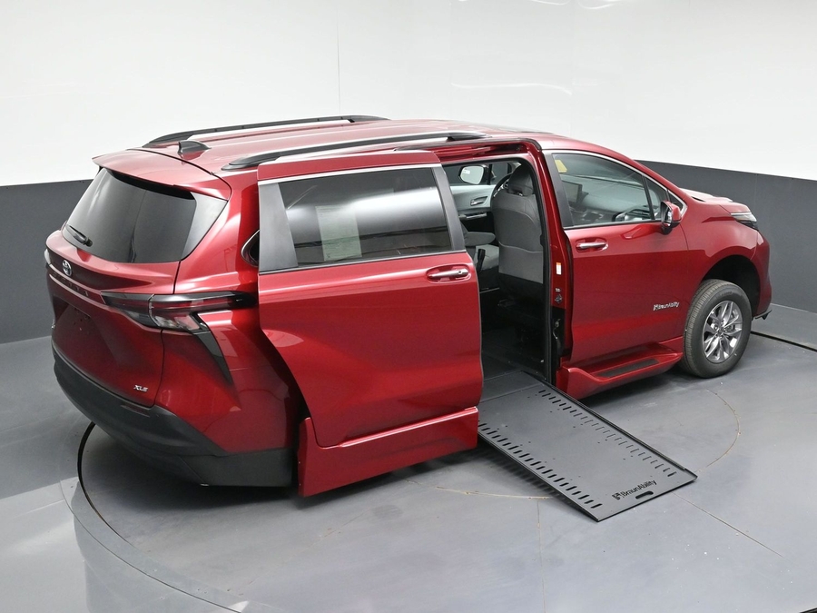 New 2026 Toyota Sienna Hybrid XLE Base - BraunAbility Side Entry In Floor Automatic Ramp