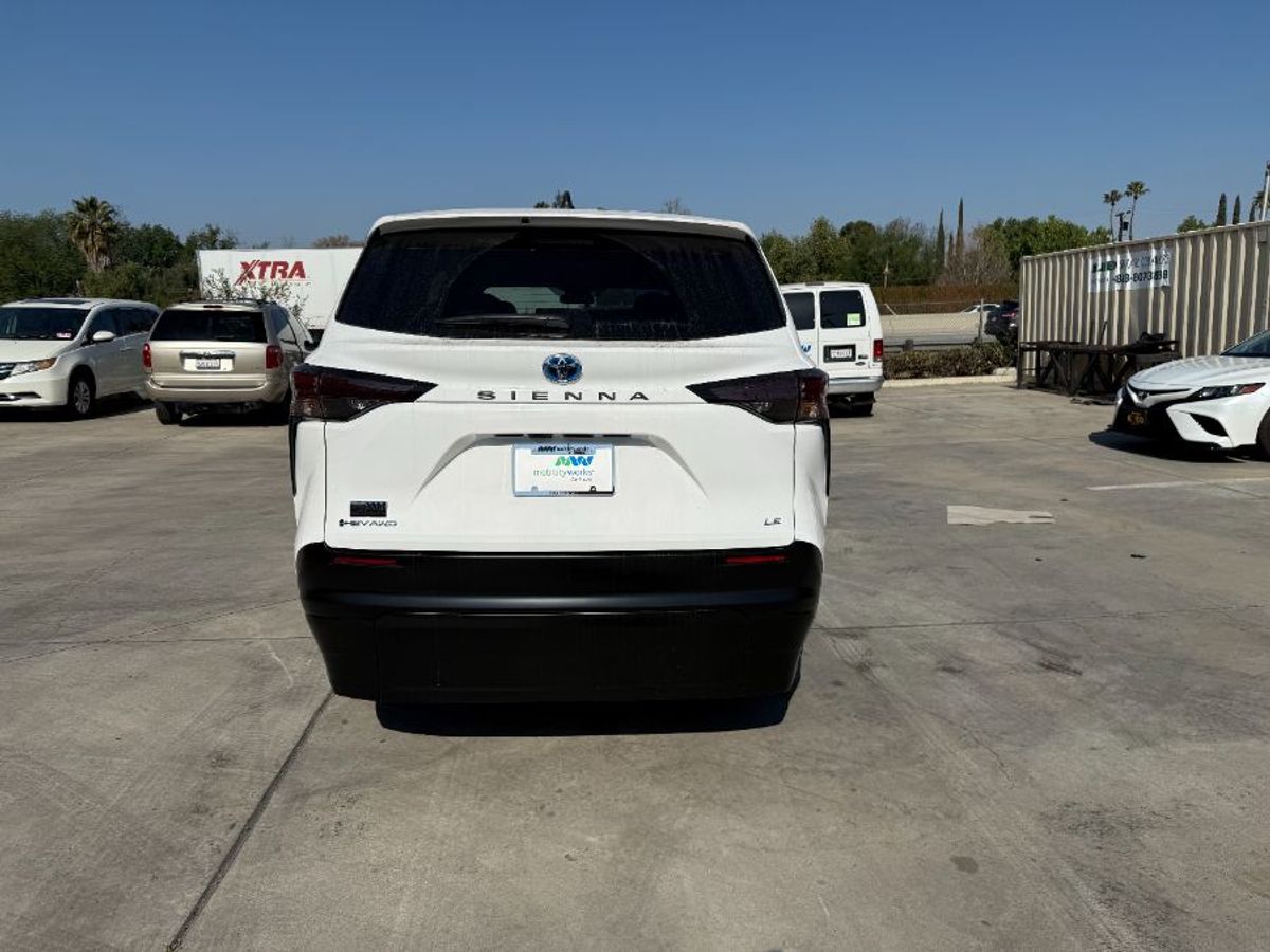 White Toyota Sienna image number 13