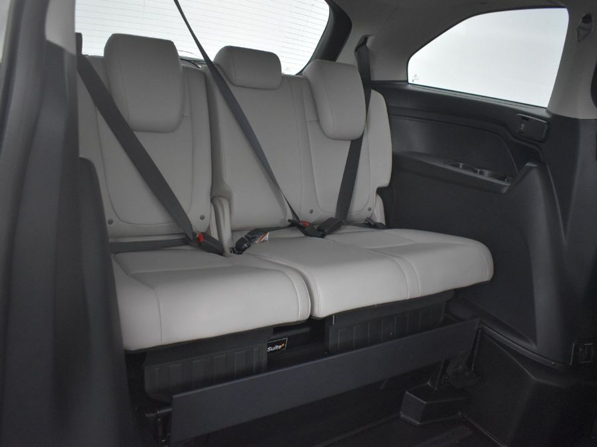 White Honda Odyssey image number 9