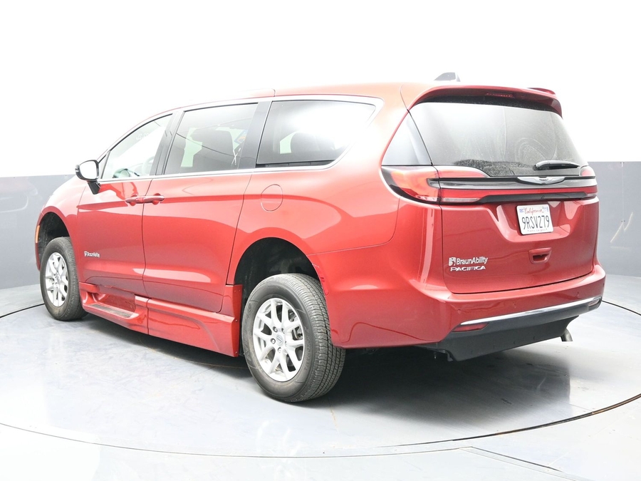 Used 2025 Chrysler Pacifica Select - BraunAbility Side Entry In Floor Automatic Ramp