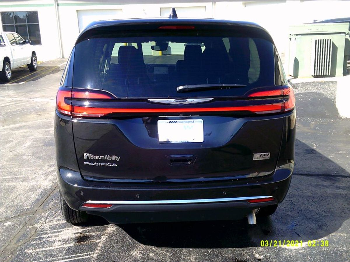 Black Chrysler Pacifica image number 6