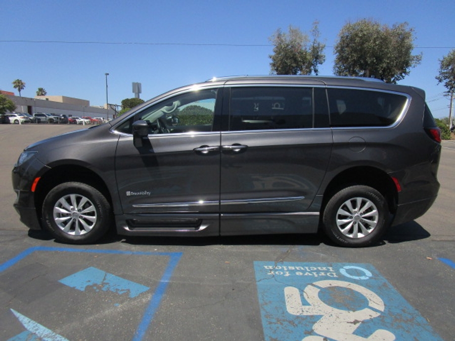 Used 2018 Chrysler Pacifica Touring L - BraunAbility Side Entry In Floor Automatic Ramp