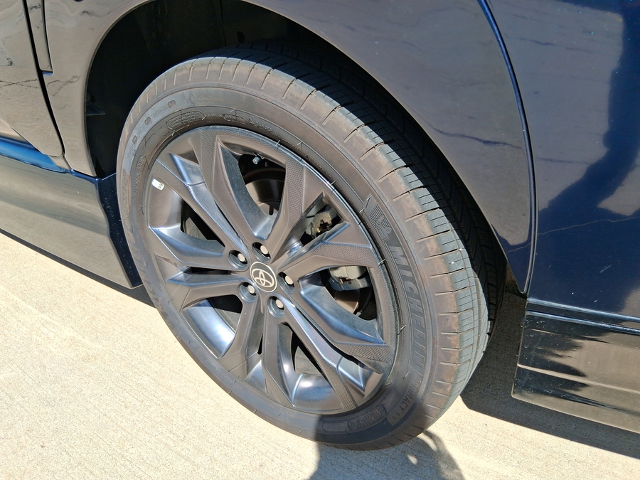Blue Toyota Sienna image number 25