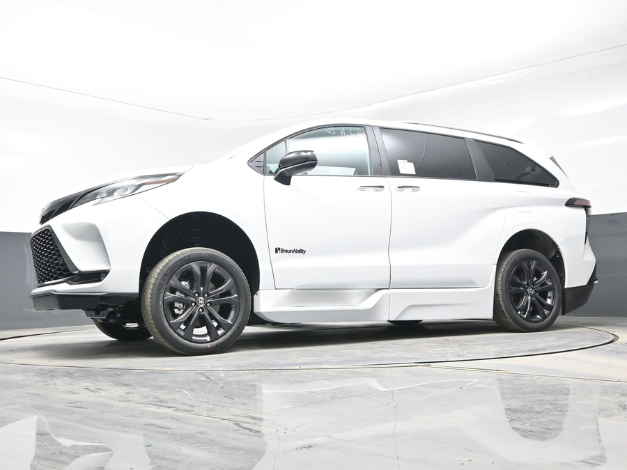 New 2026 Toyota Sienna Hybrid XSE Sport - BraunAbility Side Entry Fold Out Automatic Ramp